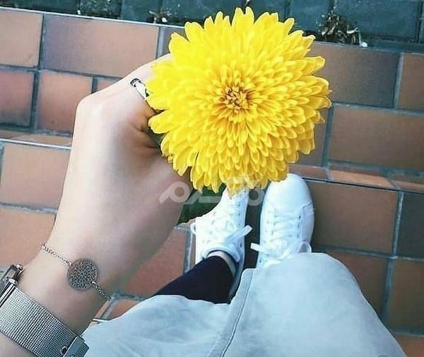 عکس دست دختر با ساعت و گل