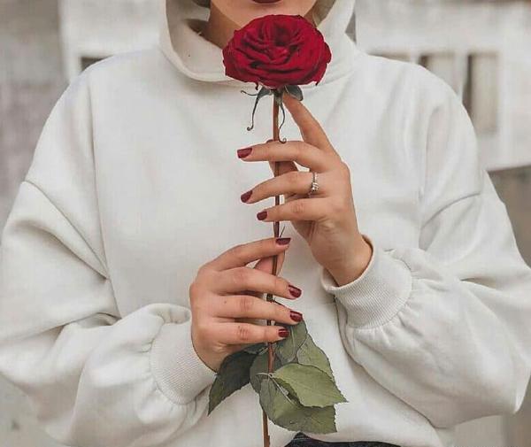 عکس دست دختر با ساعت و گل