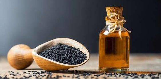 عکس روغن سیاه دانه برای مو
