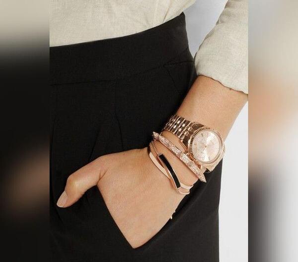 عکس ساعت با دستبند