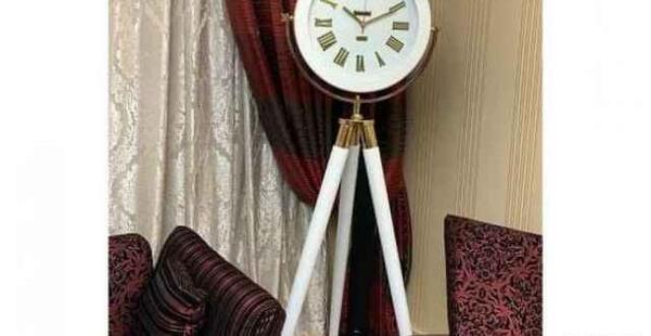عکس ساعت سه پایه ایستاده