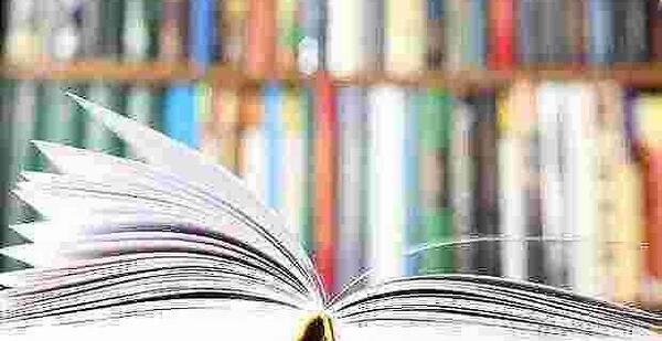 عکس سیاه و سفید کتاب