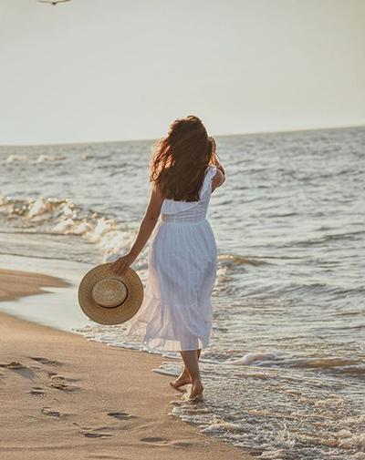 عکس سیاه سفید کنار دریا