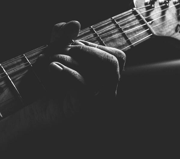 عکس سیاه و سفید گیتار