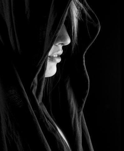 عکس سیاه و سفید نیم رخ