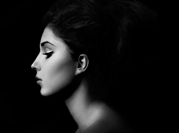 عکس نیم رخ دختر سیاه و سفید