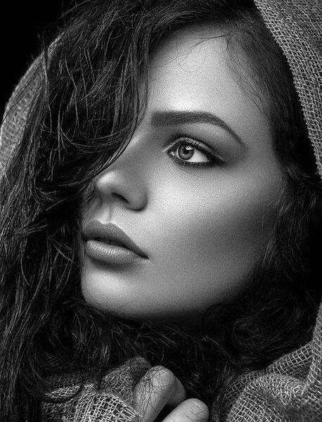 عکس نیم رخ دختر سیاه و سفید
