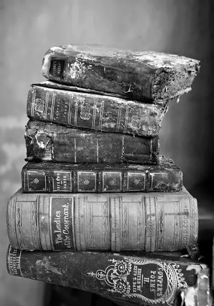 عکس کتابخانه سیاه و سفید