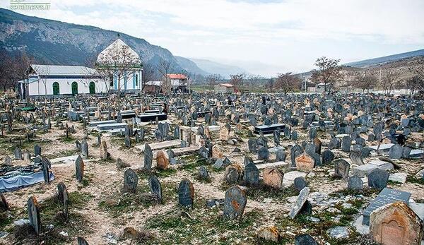 عکس قبرستان سیاه سفید