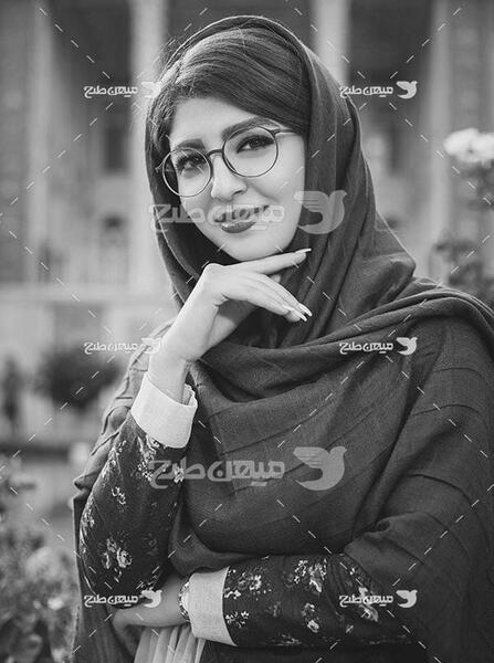 عکس دختر سیاه سفید برای طراحی