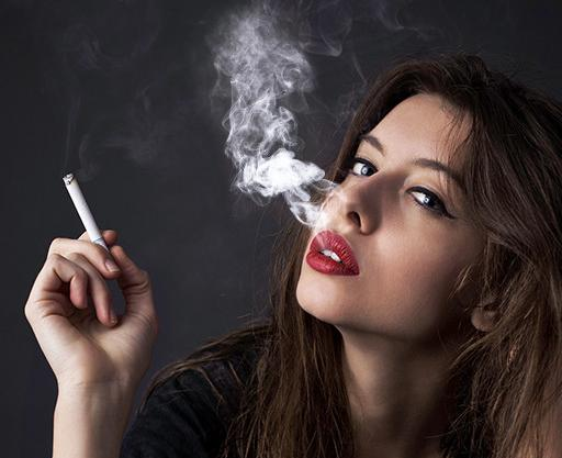 عکس سیاه سفید دختر با سیگار