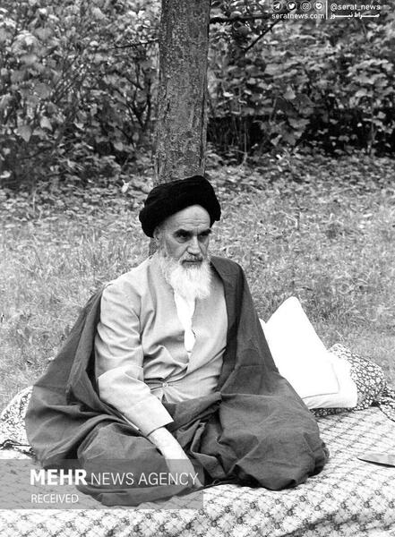 عکس سیاه و سفید رهبر