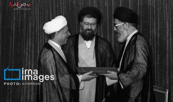 عکس سیاه و سفید رهبر