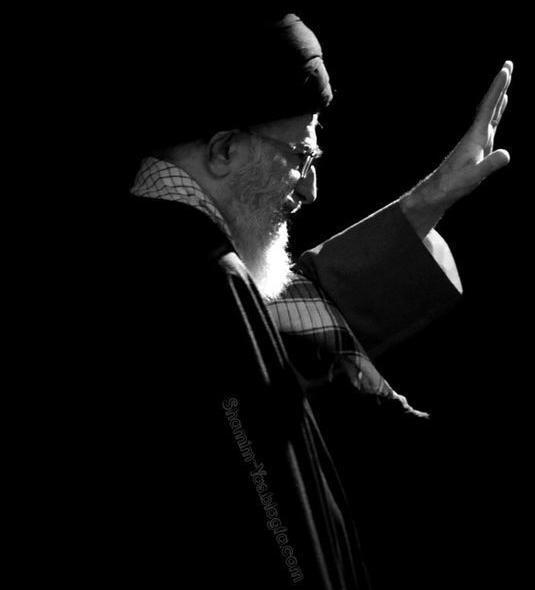 عکس سیاه و سفید رهبر