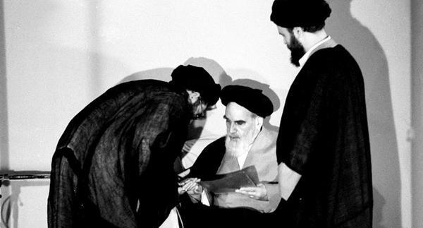 عکس سیاه و سفید رهبر