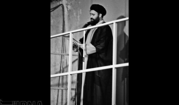 عکس سیاه و سفید رهبر