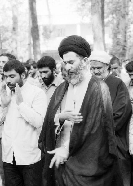 عکس سیاه و سفید رهبر