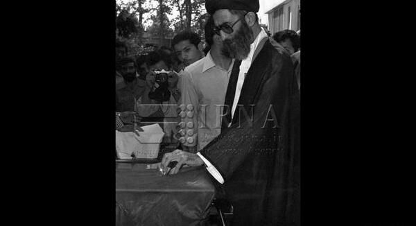عکس سیاه سفید از رهبر