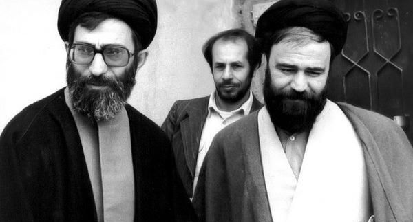 عکس سیاه سفید از رهبر