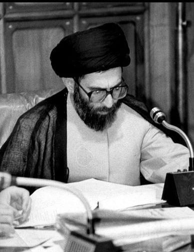عکس سیاه و سفید از رهبر