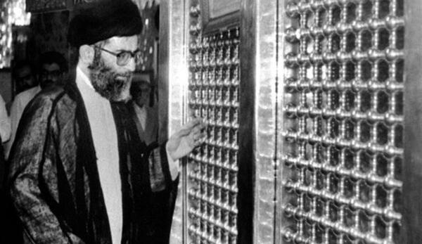 عکس سیاه و سفید از رهبر