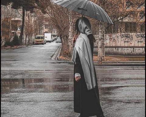 عکس سیاه و سفید دختر تنها و غمگین
