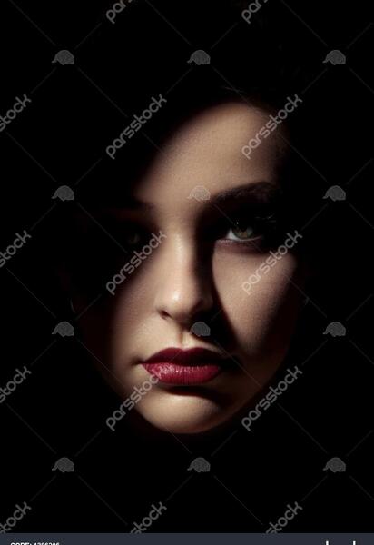عکس پس زمینه سیاه سفید دختر