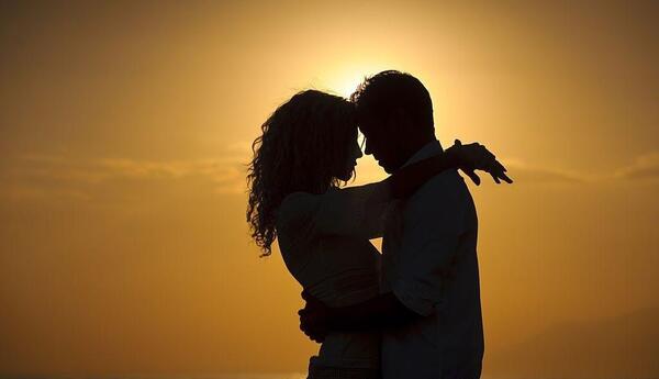 عکس بغل عاشقانه سیاه و سفید