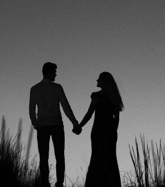 عکس بغل عاشقانه سیاه و سفید