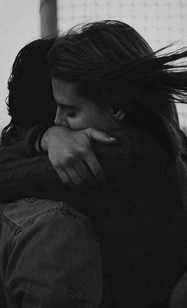 عکس بغل عاشقانه سیاه و سفید