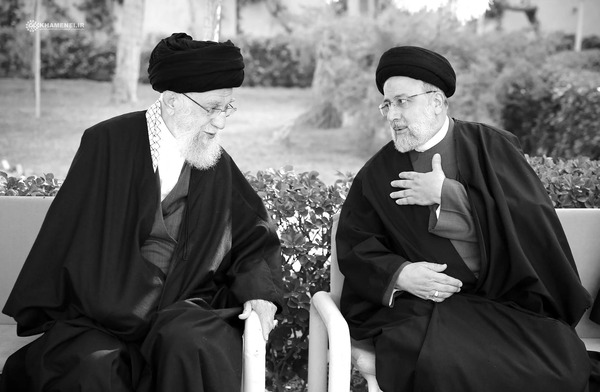 عکس سیاه و سفید رهبری