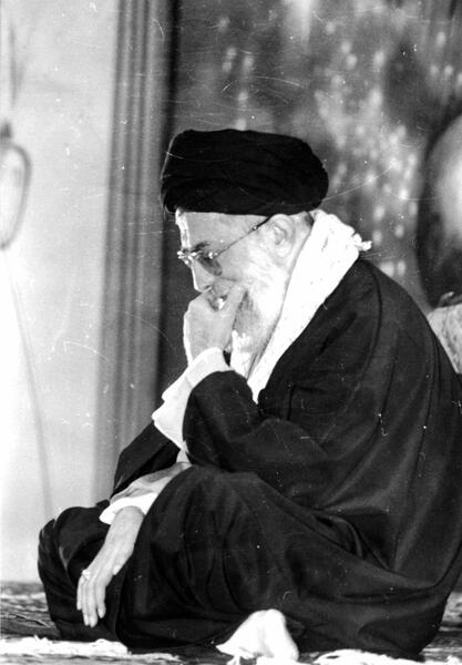 عکس سیاه و سفید رهبری
