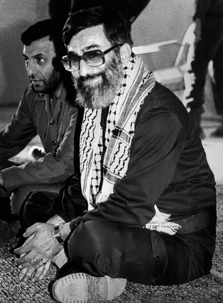 عکس سیاه و سفید رهبری