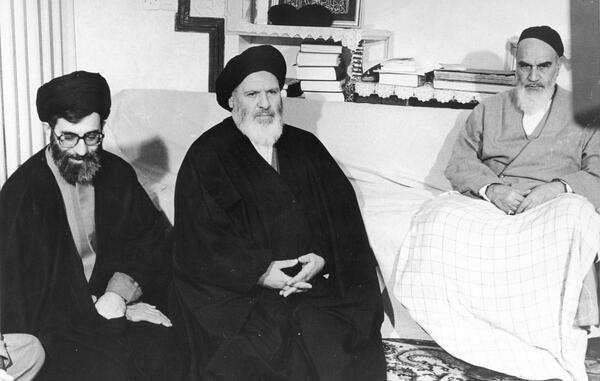 عکس سیاه و سفید رهبری