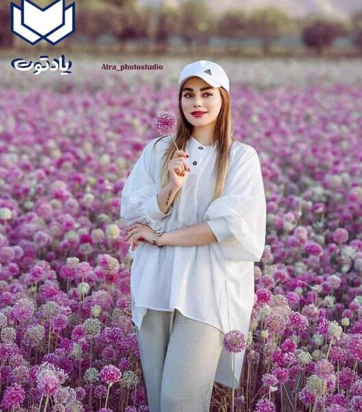 مدل ژست عکس دخترانه در باغ