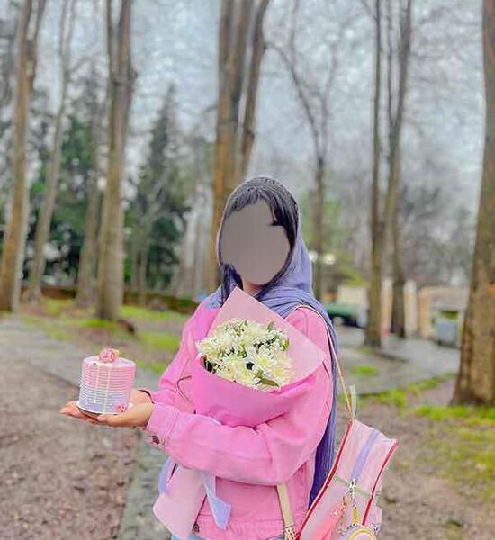 ژست عکس تولد دخترانه در باغ