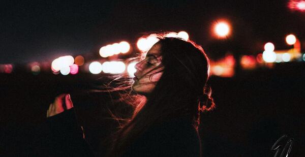 ژست عکس دخترانه در شب