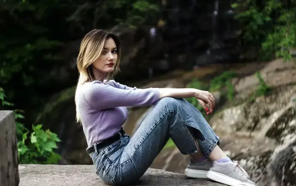 ژست عکس گرفتن جلو اینه دخترانه