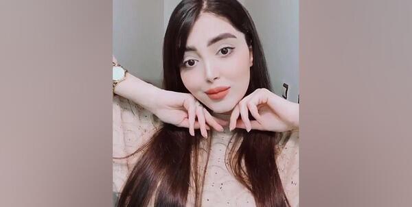 ژست برای عکس سلفی دخترانه