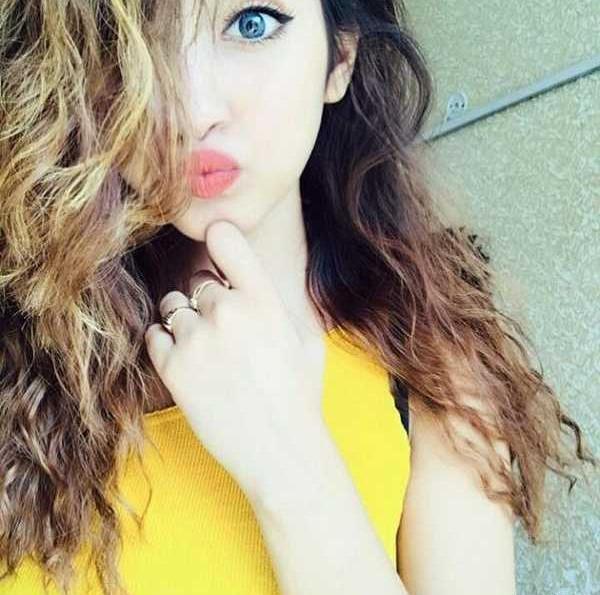 ژست برای عکس سلفی دخترانه