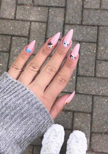 عکس ناخن تیز صورتی