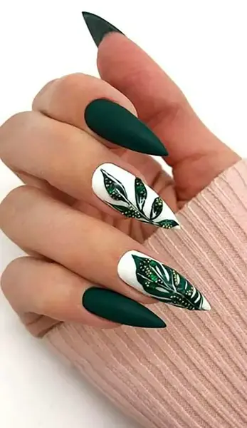 عکس ناخن رنگ سبز