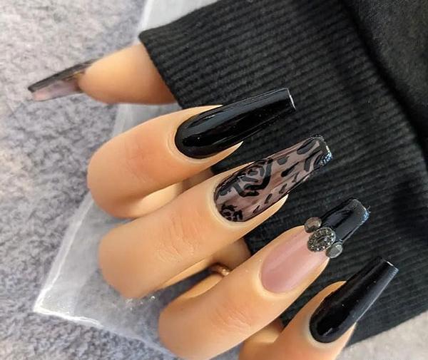 عکس کاشت ناخن رنگ سیاه و سفید