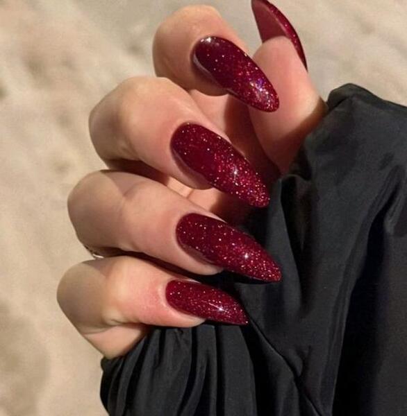 عکس ناخن زرشکی اکلیلی