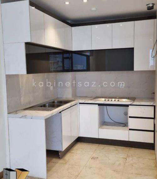 عکس کابینت سفید با صفحه مشکی
