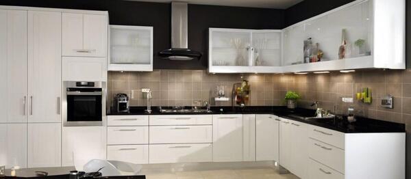 عکس کابینت سفید با صفحه مشکی