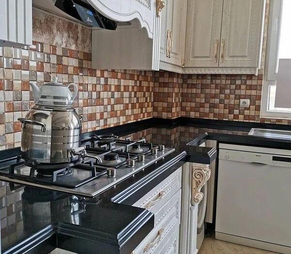 عکس کابینت سفید با صفحه مشکی