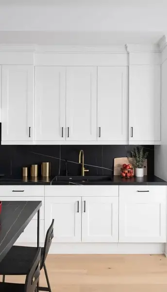 عکس کابینت سفید با صفحه مشکی