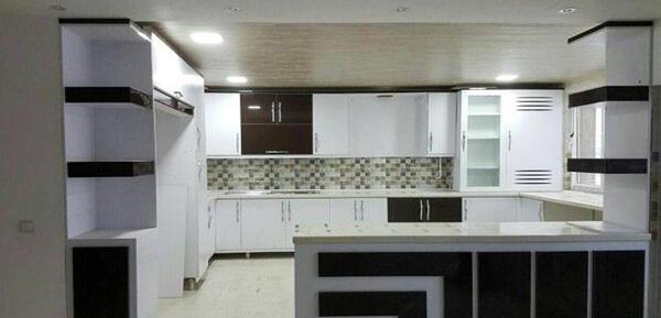 عکس کابینت سفید با صفحه مشکی