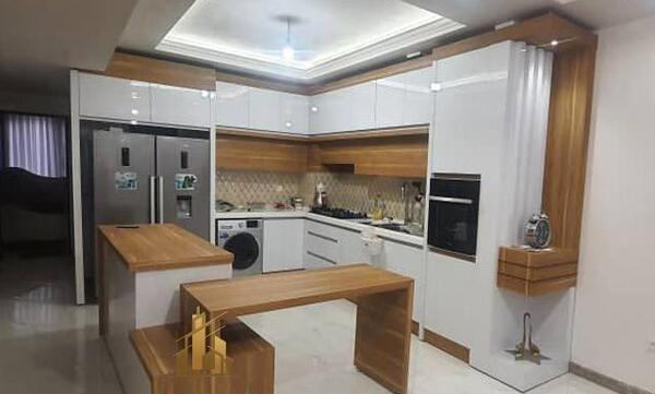 عکس کابینت سفید با صفحه مشکی